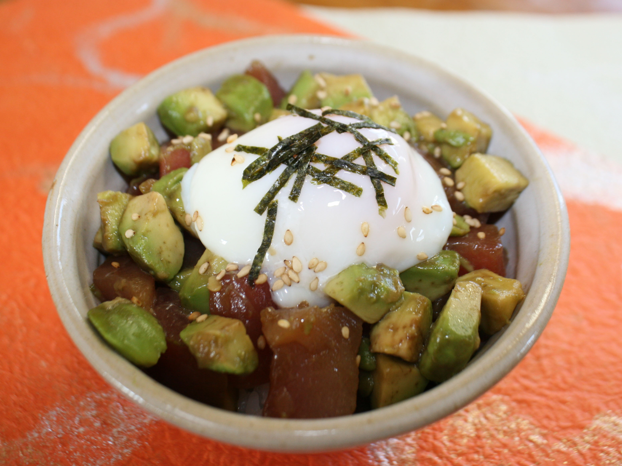 マグロとアボカド丼
